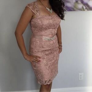 Adrianna Papell dress size 10 lace. Knee length.